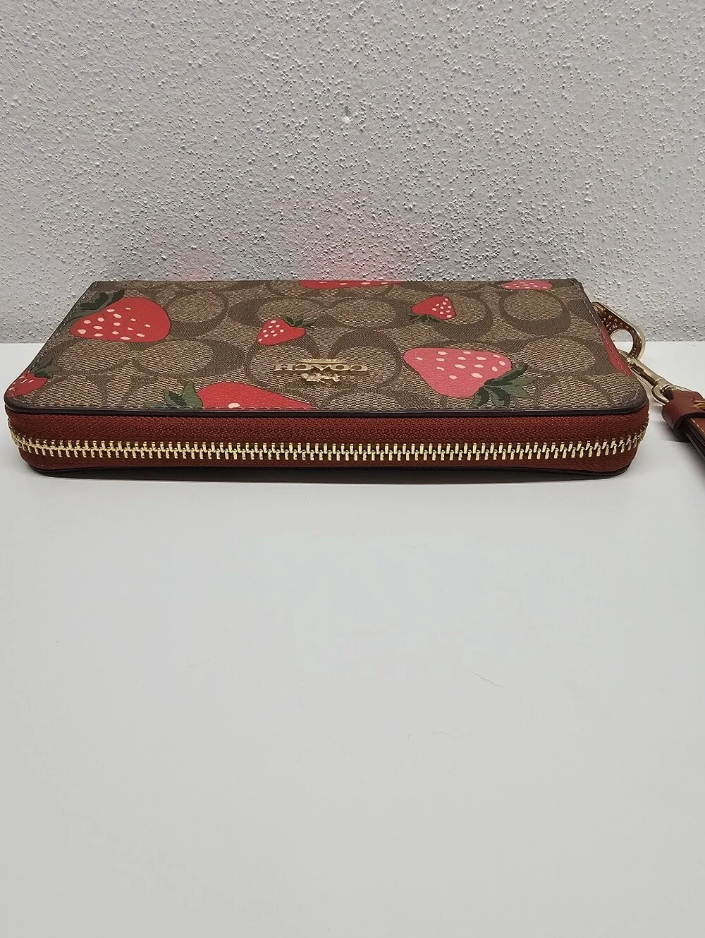 NWOT Coach Strawberry Print Signature Zip Wallet Wristlet - Red/Brown